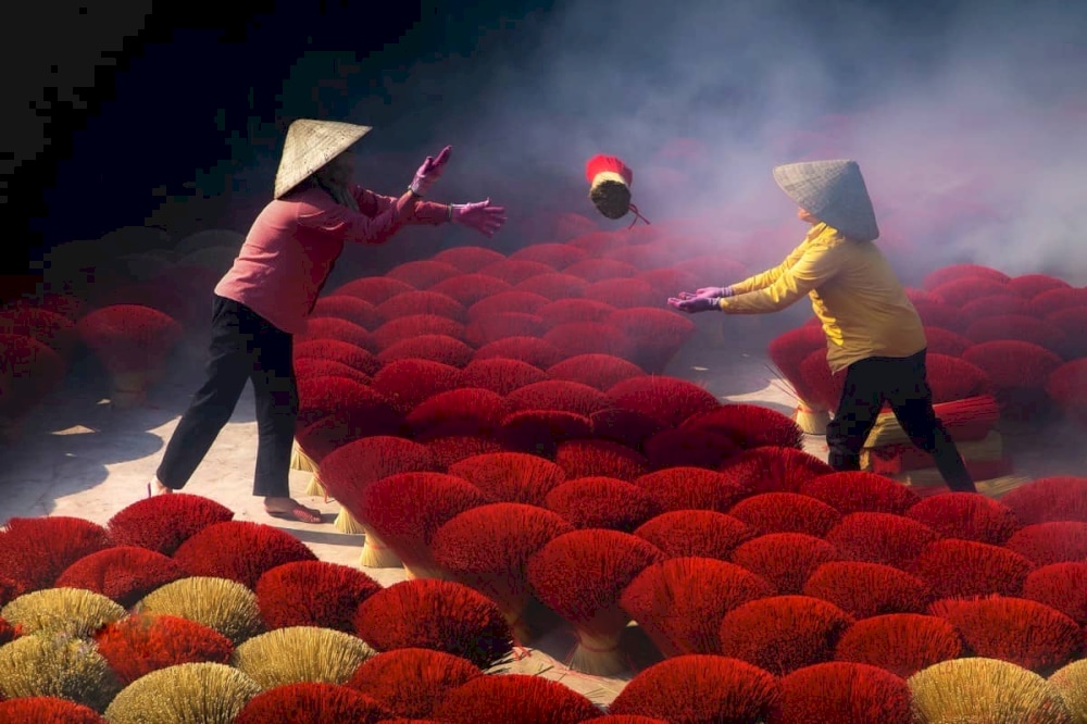 The vibrant red incense fields of Quang Phu Cau come to life